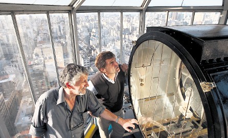 Trabajos en la cúpula del edificio de Avenida de Mayo y San José, a 100 metros de altura