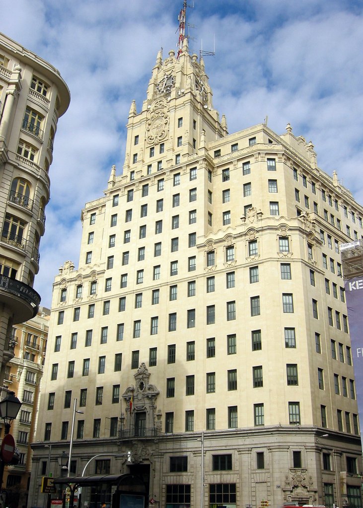 Edificio Telefónica, en la Gran Vía. Hasta 1953 fue el edificio con más altura en Madrid. Foto: Wikipedia