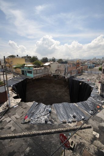 Un agujero de 60 metros se traga tres edificios en Guatemala - Tierra - Ciencia_Tecnologia - ABC.es (4/6)