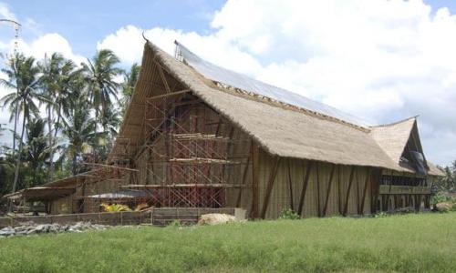 Construyen una "catedral de bambú" en Indonesia - www.larepublica.pe