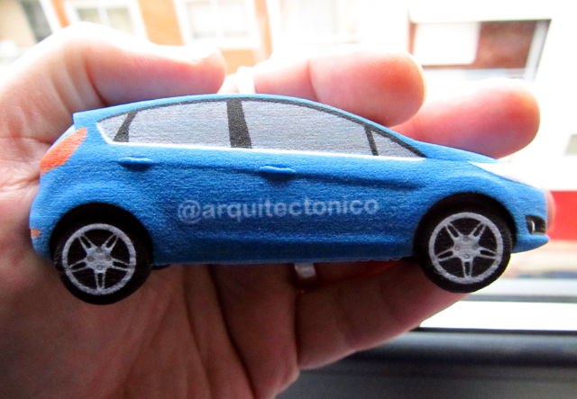 Mi Ford Fiesta impreso en 3D con el "nick" de mi Blog en Twitter @arquitectonico