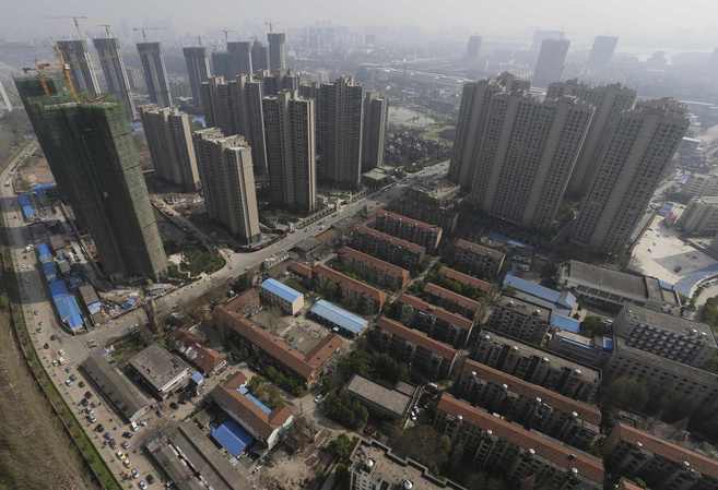  Construcción de rascacielos en un barrio de casas bajas en China REUTERS  - Arquitectos españoles y chinos toman contacto en Shanghai | ELMUNDO.es
